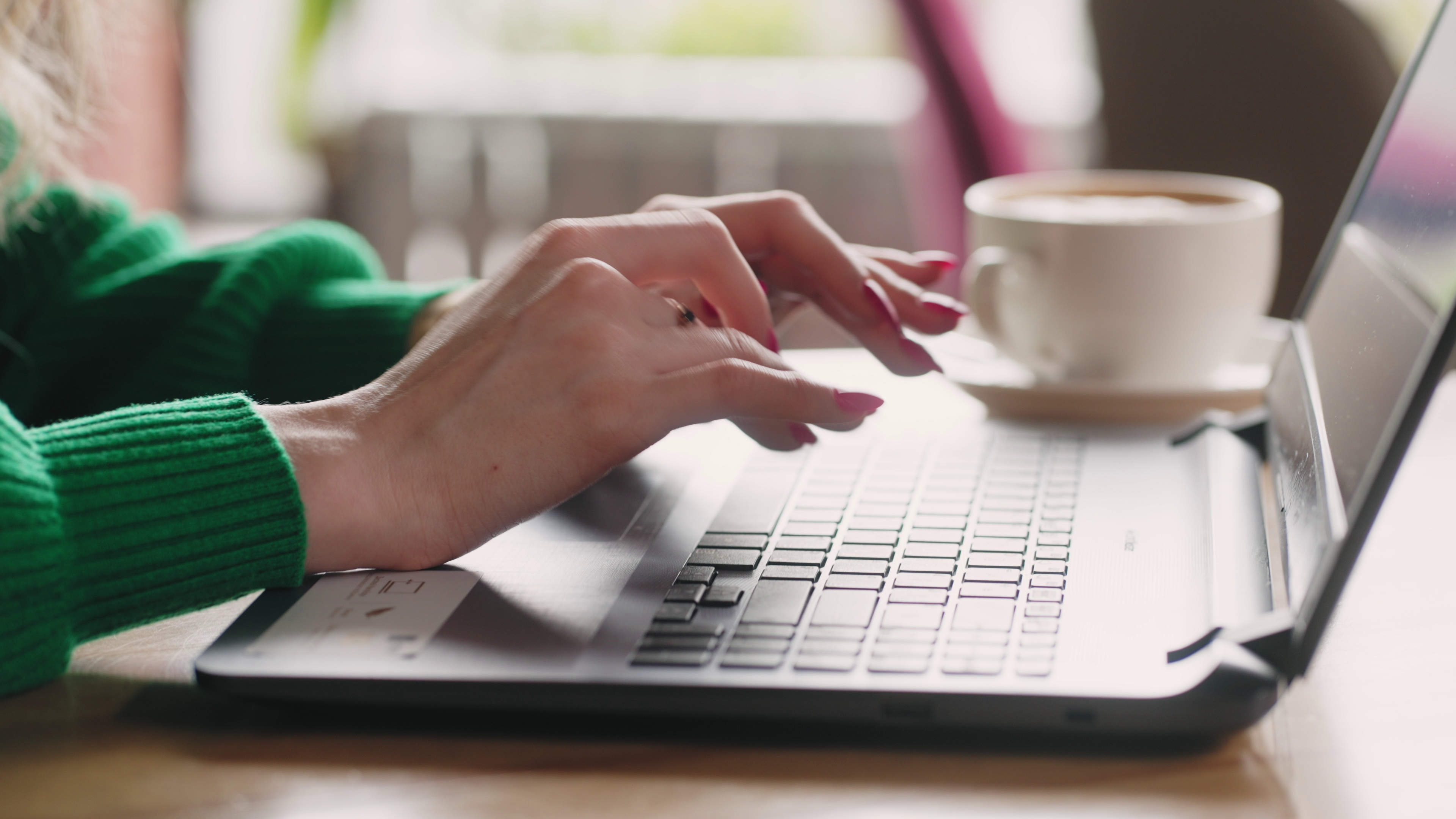 Mitarbeiterin nutzt Exchange Online auf Laptop